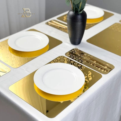 مفارش طاولة فاخرة – مزيج الخشب الطبيعي والذهب الأنيق