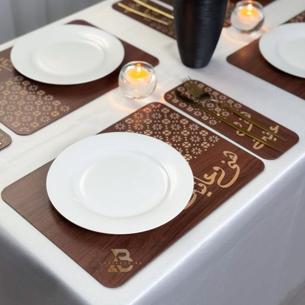 مفارش طاولة فاخرة – مزيج الخشب الطبيعي والذهب الأنيق