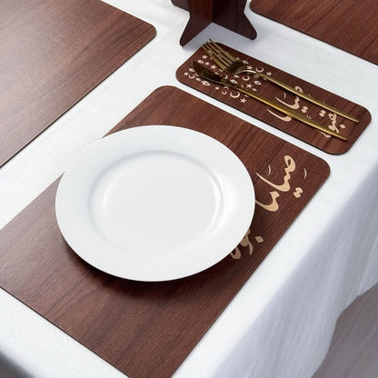 مفارش طاولة فاخرة – مزيج الخشب الطبيعي والذهب الأنيق